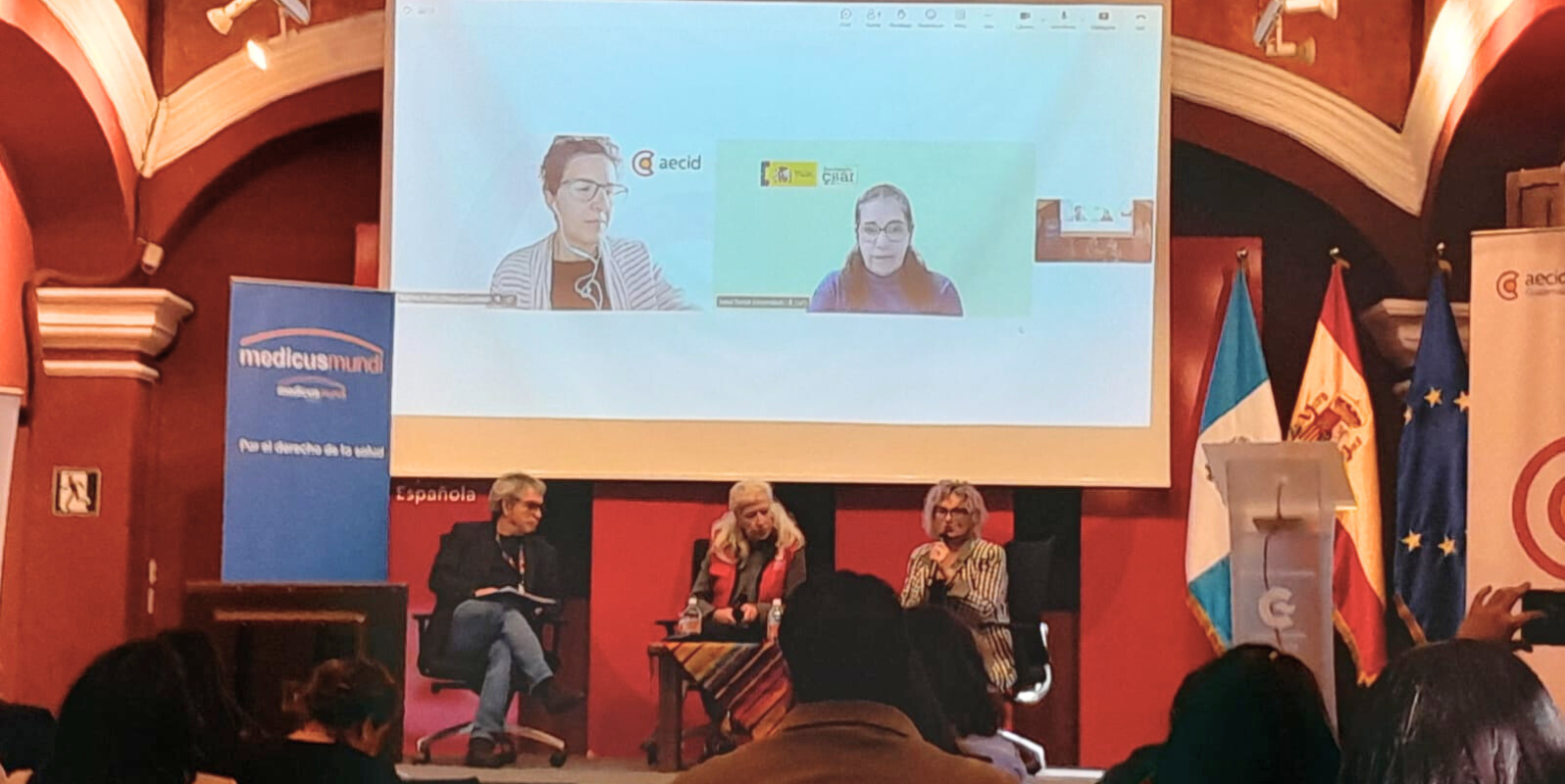 La Fundación Estatal Salud, Infancia y Bienestar Social (Fundación CSAI), entidad adscrita al Ministerio de Sanidad, celebró el pasado 10 de febrero en el Centro de Formación de la Cooperación Española en Antigua Guatemala el evento de cierre del proyecto “Fortalecimiento de la gestión de la salud menstrual y la reducción de enfermedades de origen hídrico en 13 municipios del departamento de Sololá, y la posible aplicación de la experiencia y las lecciones aprendidas en el departamento de Petén”. El proyecto, financiado por AECID e implementado por la Fundación CSAI y Medicus Mundi, ha permitido avanzar en la mejora de la salud menstrual de adolescentes y mujeres, fortalecer la participación comunitaria y promover el acceso a agua segura como medida clave para reducir enfermedades de origen hídrico. La inauguración institucional contó con la participación, entre otras autoridades, de Irene Bernal, directora de programas de la Fundación CSAI, quien destacó la importancia de integrar el enfoque de género, salud pública e interculturalidad en las intervenciones de cooperación sanitaria. Durante la jornada se presentaron los principales resultados del diagnóstico realizado en los 13 municipios de Sololá, los avances en la sistematización de la experiencia y las líneas de trabajo para su posible aplicación en el departamento de Petén. Asimismo, Ana Mateo, responsable del proyecto por parte de la Fundación CSAI, moderó la mesa de reflexión centrada en las claves para trasladar la experiencia a otros contextos, subrayando la relevancia del trabajo intersectorial y del diálogo con las autoridades locales. El encuentro permitió generar un espacio de análisis técnico, intercambio institucional y reflexión conjunta sobre los aprendizajes obtenidos, reforzando el compromiso de la Fundación CSAI con la salud comunitaria, la equidad y el fortalecimiento de capacidades en América Latina.