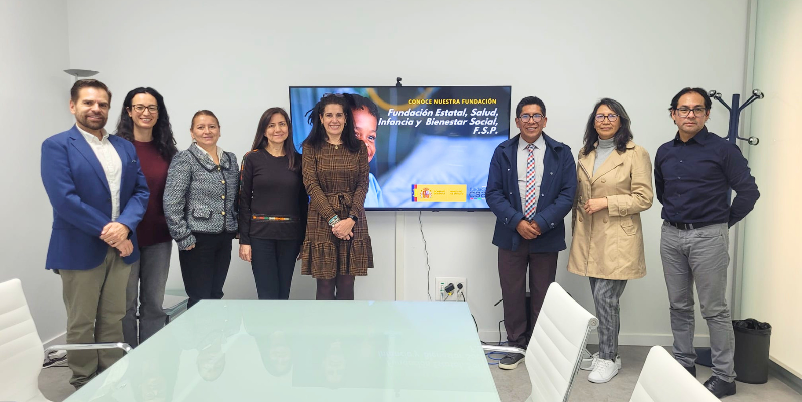 Delegación de especialistas en Nefrología de Bolivia junto a profesionales sanitarios en España durante una visita formativa del programa apoyado por la AECID.