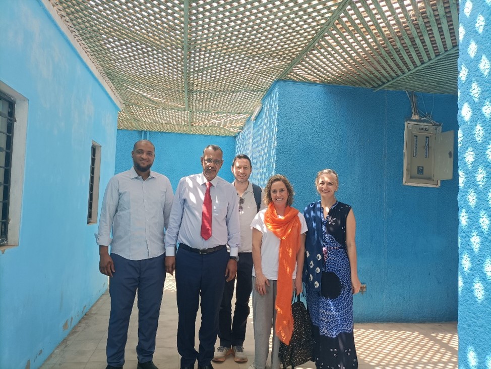Cándida Grande y Samuel Fdez. Vilches visitando el hospital Cheick Zayed, junto con el director del hospital, el Dr. Salek, el jefe de servicio de la reanimación y la coordinadora del proyecto de la Fundación CSAI.