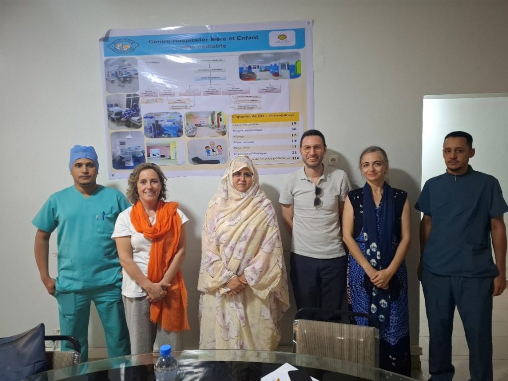 Cándida Grande, el Dr. Fdez. Vilches, la directora del hospital Madre-Hijo, Dra. Fatoumetou Kader, Dr. Mohamed Ghaly, el enfermero jefe de reanimación y la coordinadora del proyecto de la Fundación CSAI durante la visita al Hospital Madre-Hijo.